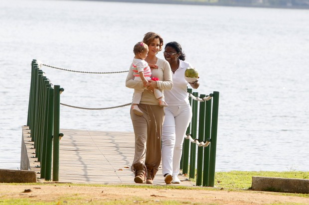 Guilhermina Guinle com a filha e a babá na Lagoa (Foto: Gil Rodrigues / Foto Rio News)