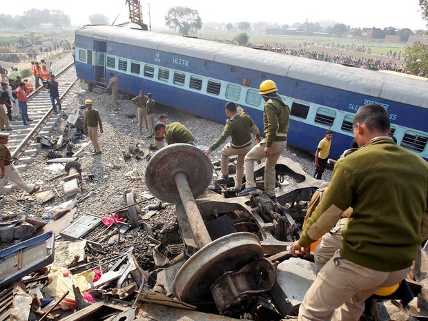 Equipes de resgate buscam por sobreviventes após descarrilamento de trem na Índia, neste domingo (20) (Foto: Jitendra Prakash/ Reuters)