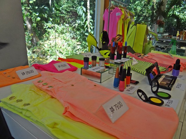 Neon invade roupas, acessórios e até peças íntimas (Foto: Mais Você / TV Globo)