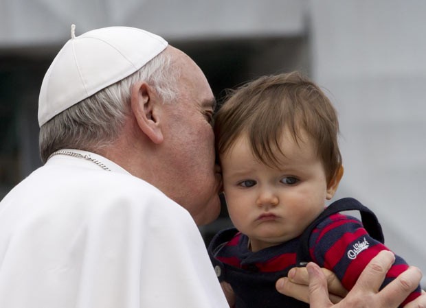 O Papa Francisco beija criança nesta quarta-feira (3) na Praça de São Pedro, no Vaticano (Foto: AFP)