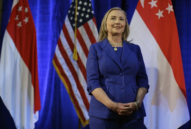 Hillary Clinton em visita a Cingapura neste sábado (17) (Foto: AFP)