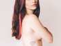 Ana Paula Tabalipa posa de topless pela campanha Outubro Rosa