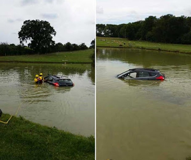 Motorista britânico perdeu controle de direção e foi parar dentro de lagoa de fazenda (Foto: West Midlands Ambulance Service) Motorista britânico perdeu controle de direção e foi parar dentro de lagoa de fazenda (Foto: West Midlands Ambulance Service)