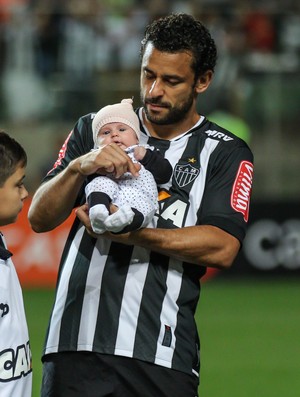Ao lado do goleiro Victor, Fred carrega a filha Júlia, no Independência (Foto: Bruno Cantini/CAM) Ao lado do goleiro Victor, Fred carrega a filha Júlia, no Independência (Foto: Bruno Cantini/CAM)