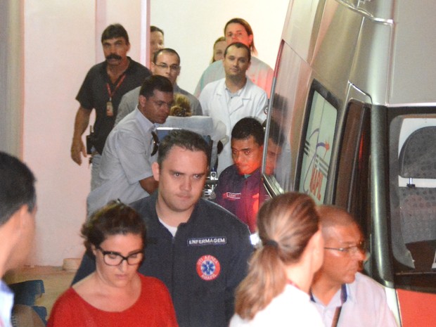 Angélica saindo da Santa Casa de Campo Grande (Foto: Gerson Oliveira/Correio do Estado)