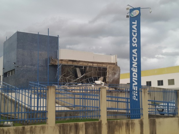 Fachada da agência do INSS em Ecoporanga desaba no Espírito Santo (Foto: VC no ESTV)