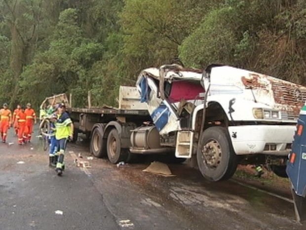Carreta tombou em rodovia de Botucatu (Foto: Reprodução / TV TEM)