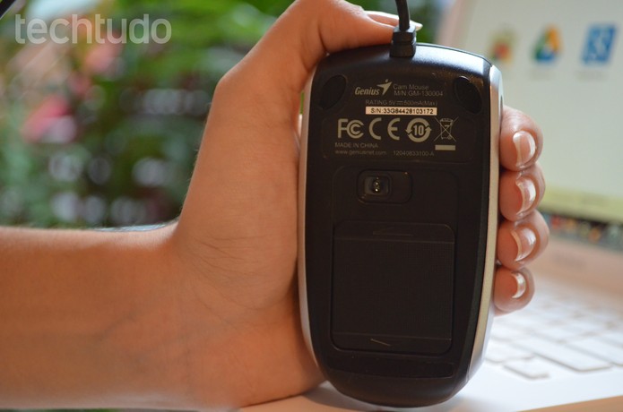 Não é possível utilizar como mouse e webcam ao mesmo tempo, pois a mesa fica na parte debaixo do gadget. (Foto: Karla Freire/ TechTudo) Não é possível utilizar como mouse e webcam ao mesmo tempo, pois a mesa fica na parte debaixo do gadget. (Foto: Karla Freire/ TechTudo)