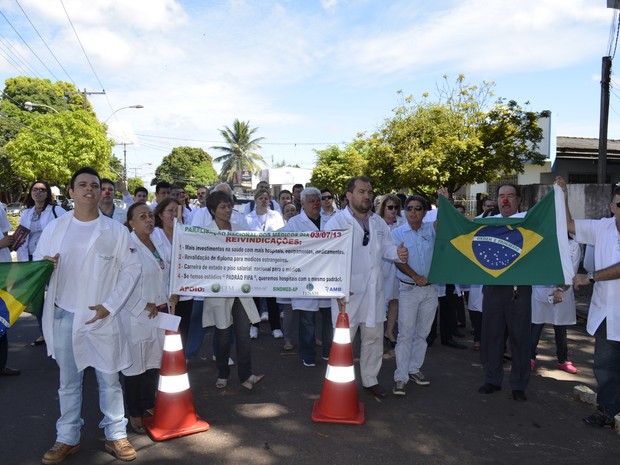 Médicos no Amapá se mobilizaram em frente ao CRM/AP para reivindicar melhorias de trabalho (Foto: Abinoan Santiago/G1)
