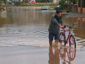 Chuva afeta pelo menos 1,1 mil pessoas na região central do Paraná (Foto: Reprodução / RPC TV)