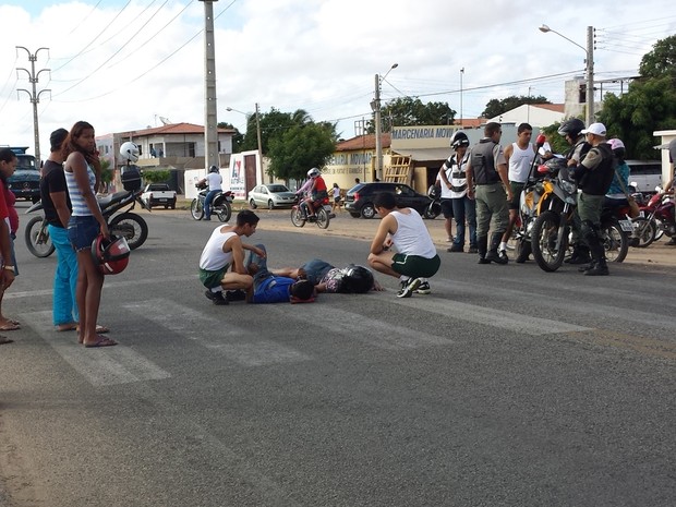 Casal que estava na moto espera socorro pelo Samu (Foto: Paulo Ricardo Sobral/TV Grande Rio)