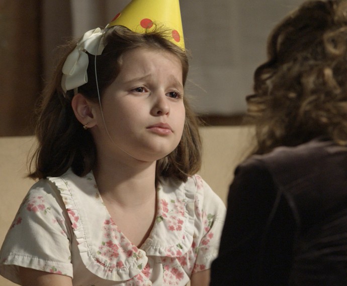 Emília pergunta se a mãe vai embora e Vitória garante que vai ficar  (Foto: TV Globo)