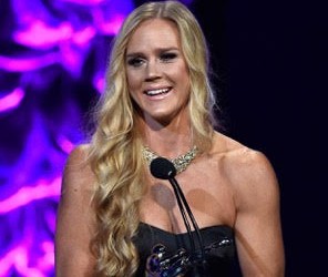 Holm revela que foi ao Oscar do MMA com vestido e colar emprestados