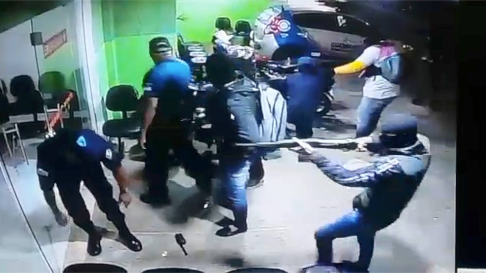 Usando armas longas, criminosos renderam e chegaram a agredir guardas municipais (Foto: Divulgação / Guarda Municipal)