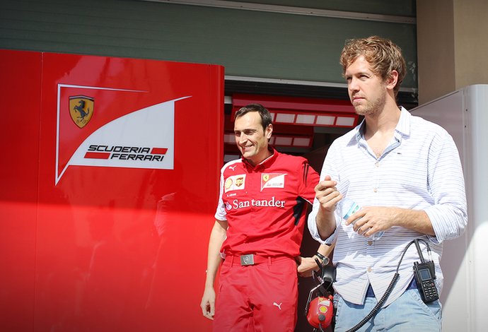 Sebastian Vettel visita garagem da Ferrari nos testes de Abu Dhabi (Foto: Divulgação)