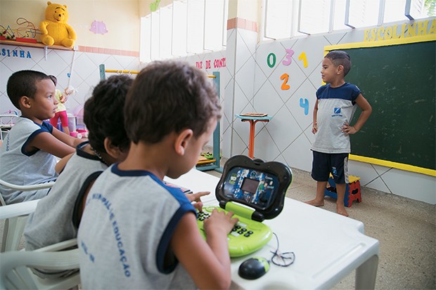 ACESSO Crianças  da educação infantil da escola Amor de Mãe, em Natal. Agora elas podem pegar os brinquedos (Foto: Pablo Pinheiro/ÉPOCA)