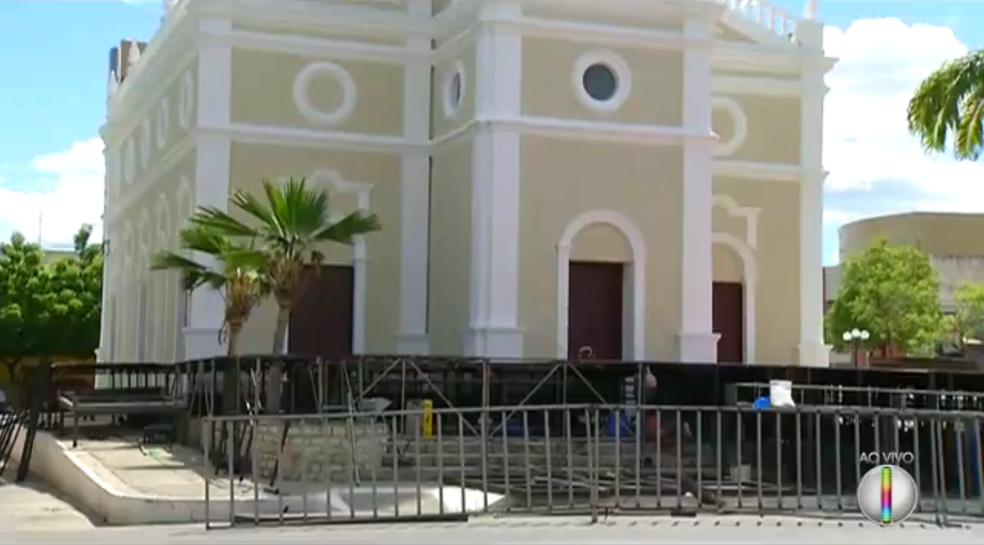 Palco do espetáculo Chuva de Balas no País de Mossoró estava sendo montado em frente à Igreja de São Vicente (Foto: Reprodução/Inter TV Cabugi)