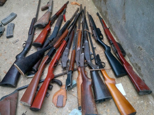 Espingardas estavam entre armas apreendidas em Mossoró, RN (Foto: Marcelino Neto/G1)