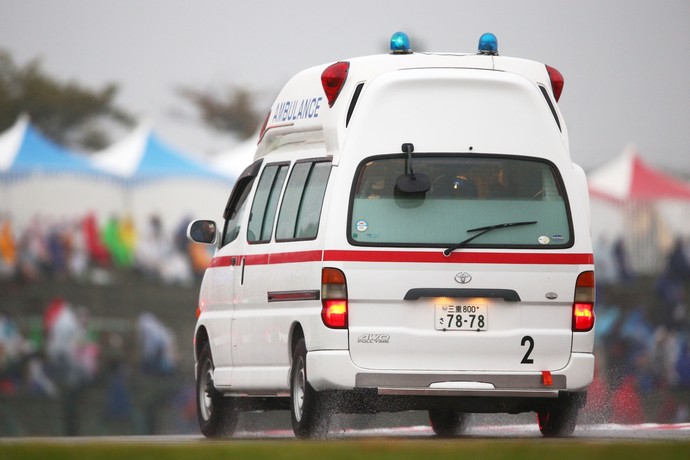 Jules Bianchi foi levado de ambulância para hospital próximo ao circuito de Suzuka (Foto: Getty Images)