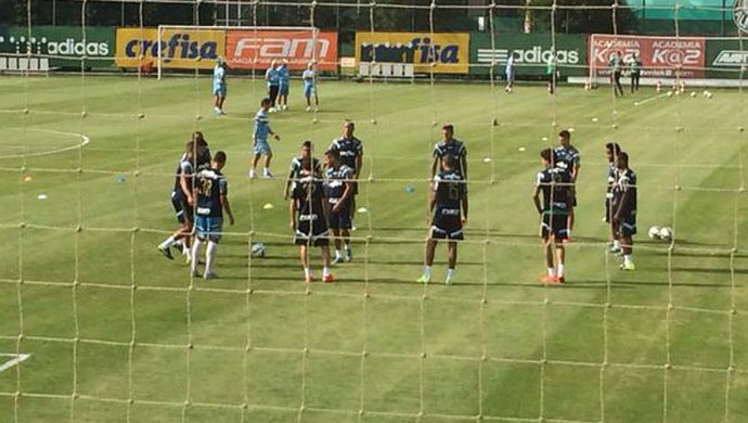 Poupados treinam, mas Palmeiras não tem Robinho durante reapresentação