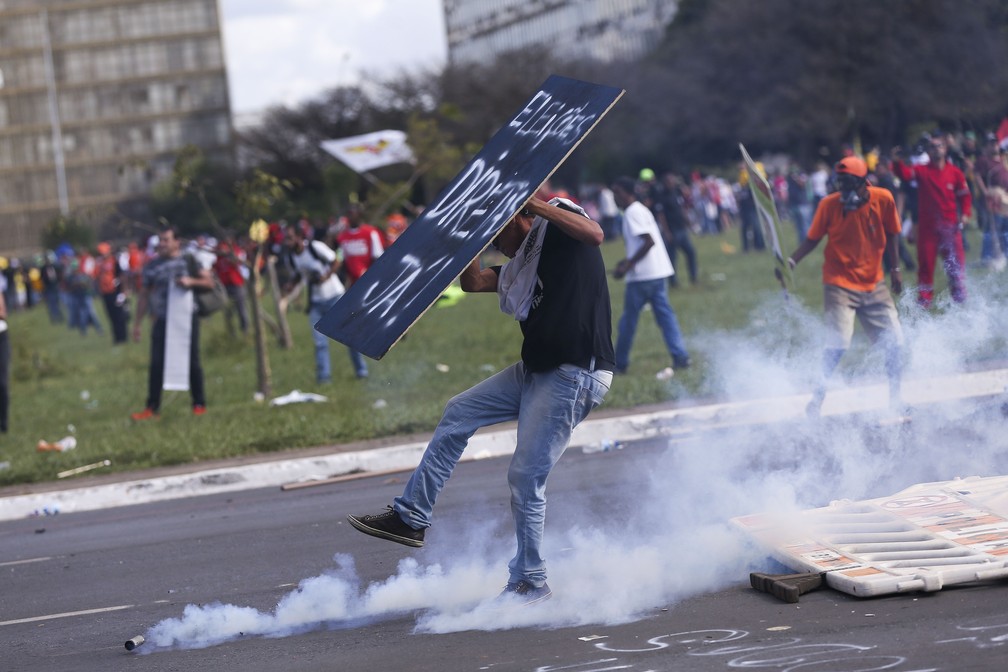 Confronto entre policiais e manifestantes durante protesto contra o governo do presidente Michel Temer, em Brasília  (Foto: Marcelo Camargo/Agência Brasil)