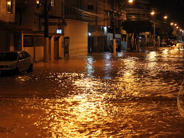 Em menos de 10 minutos, chuva alagou rua em bairro de Vila Velha. (Foto: Igor Vasconcellos / VC no G1 ES) Em menos de 10 minutos, chuva alagou rua em bairro de Vila Velha. (Foto: Igor Vasconcellos / VC no G1 ES)