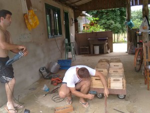 Maridos da professoras construíram carrinho (Foto: Divulgação)