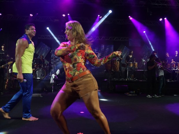 Carla Perez dança em show do Harmonia do Samba em Salvador, na Bahia (Foto: Fred Pontes/ Divulgação)