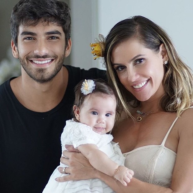 Hugo Moura e Deborah Secco com a filha, Maria Flor (Foto: Reprodução/Instagram)