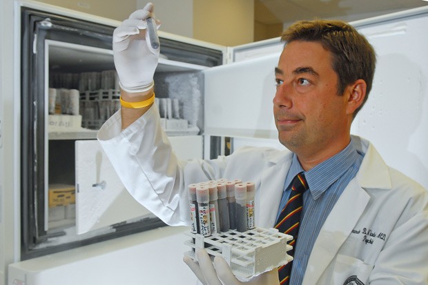 Equipe liderada por Alexander B. Niculescu identificou uma série de biomarcadores de RNA no sangue que podem ajudar a identificar quem tem risco de cometer suicídio. (Foto:  Indiana University/Divulgação)