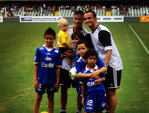 Falcão, Neymar e os filhos na Vila Belmiro amistoso beneficente (Foto: Reprodução/Facebook) Falcão, Neymar e os filhos na Vila Belmiro amistoso beneficente (Foto: Reprodução/Facebook)