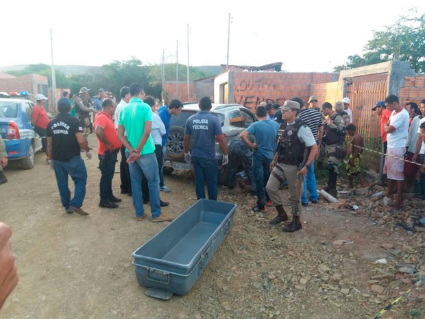 Segundo carro roubado foi localizado em bairro periférico de Barreiras com detento morto (Foto: Jadiel Luiz/Blog do Sigi Vilares)