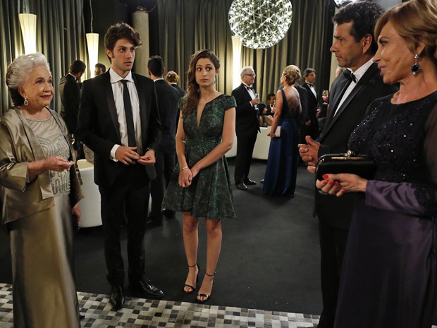 Rafa e  Laís são surpreendidos com a chegada da elegante senhora (Foto: Ellen Soares / Gshow)