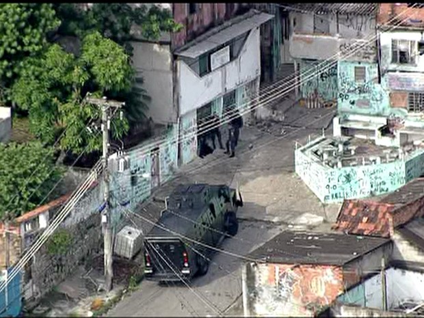 Polícia atua no Morro do Juramento após ataques a UPPs no Rio (Foto: TV Globo/Reprodução)