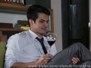 Álvaro se irrita com empolgação da namorada (Foto: Além do Horizonte / TV Globo)