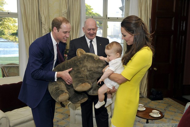 Príncipe William e Kate Middleton com George (Foto:  REUTERS/Commonwealth of Australia-Auspic/Handout )