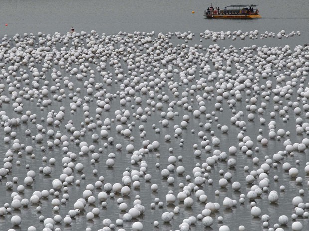 Bolas dos desejos são jogadas em rio de Cingapura (Foto: Edgar Su/Reuters)