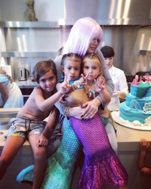 Khloe Kardashian e três de seus sobrinhos (Foto: Instagram)