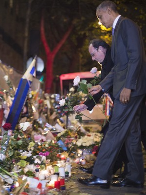 Obama chega a Paris para a COP 21 e faz homenagem no Bataclan (Jim Watson / AFP)