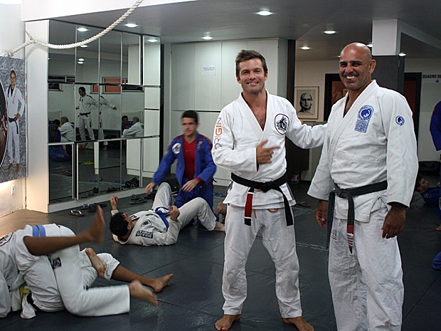 Cláudio Heinrich com o mestre do jiu-jitsu Roberto Correa (Foto: Arquivo Pessoal)