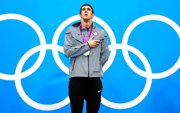 Michael Phelps com a medalha de ouro nos 200m medley (Foto: Reuters)
