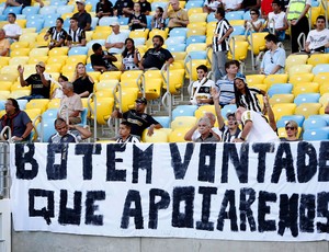 Faixa protesto torcida botafogo (Foto: Alexandre Cassiano / O Globo)