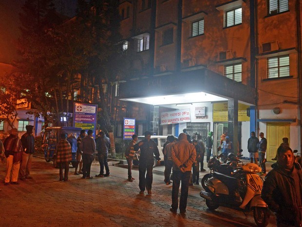 Moradores se reúnem na entrada de hospital em Siliguri, nordeste do país (Foto: Diptendu Dutta / AFP Photo)