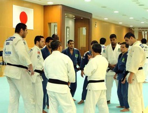 Seleção masculina de judô treina com equipe olímpica japonesa (Foto: Divulgação / CBJ)