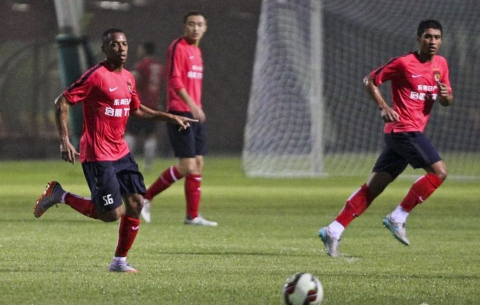 Paulinho guangzhou evergrande (Foto: Reprodução / Sina)