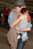 Charlize Theron não evita cliques do filho adotado (Splash News)