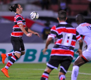 Léo Gamalho (Foto: Aldo Carneiro - Pernambuco Press)