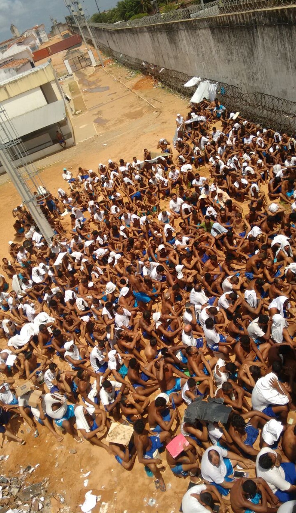 Penitenciária de Alcaçuz, maior presídio do RN, passou duas semanas rebelada; pelo menos 26 detentos foram mortos durante confronto envolvendo facções criminosas rivais  (Foto: Divulgação/GOE)