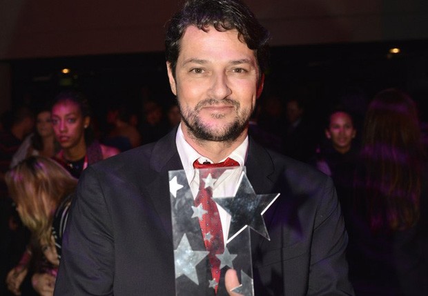 Marcelo Serrado com o prêmio (Foto: Revista QUEM)