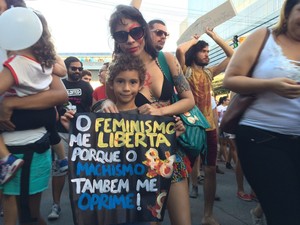 Jéssica Moura e o filho Pedro na Marcha das Vadias, no Recife (Foto: Thays Estarque/G1)